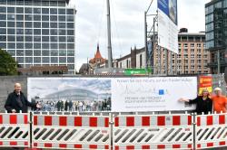 Theaterfreunde zeigen sich am Bauzaun
