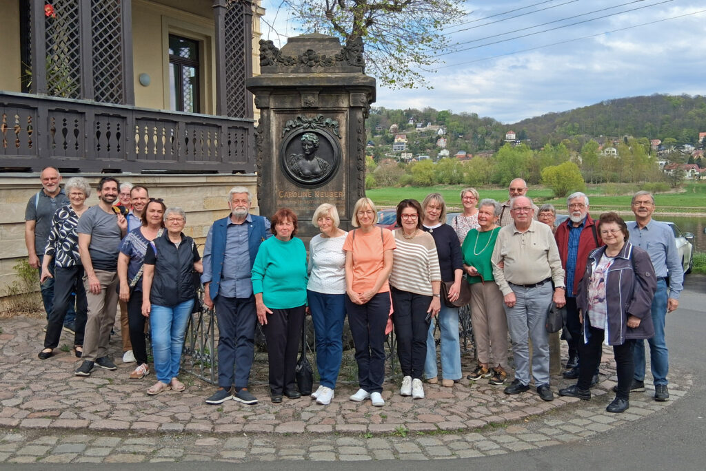 Reisegruppe vor einem Denkmal